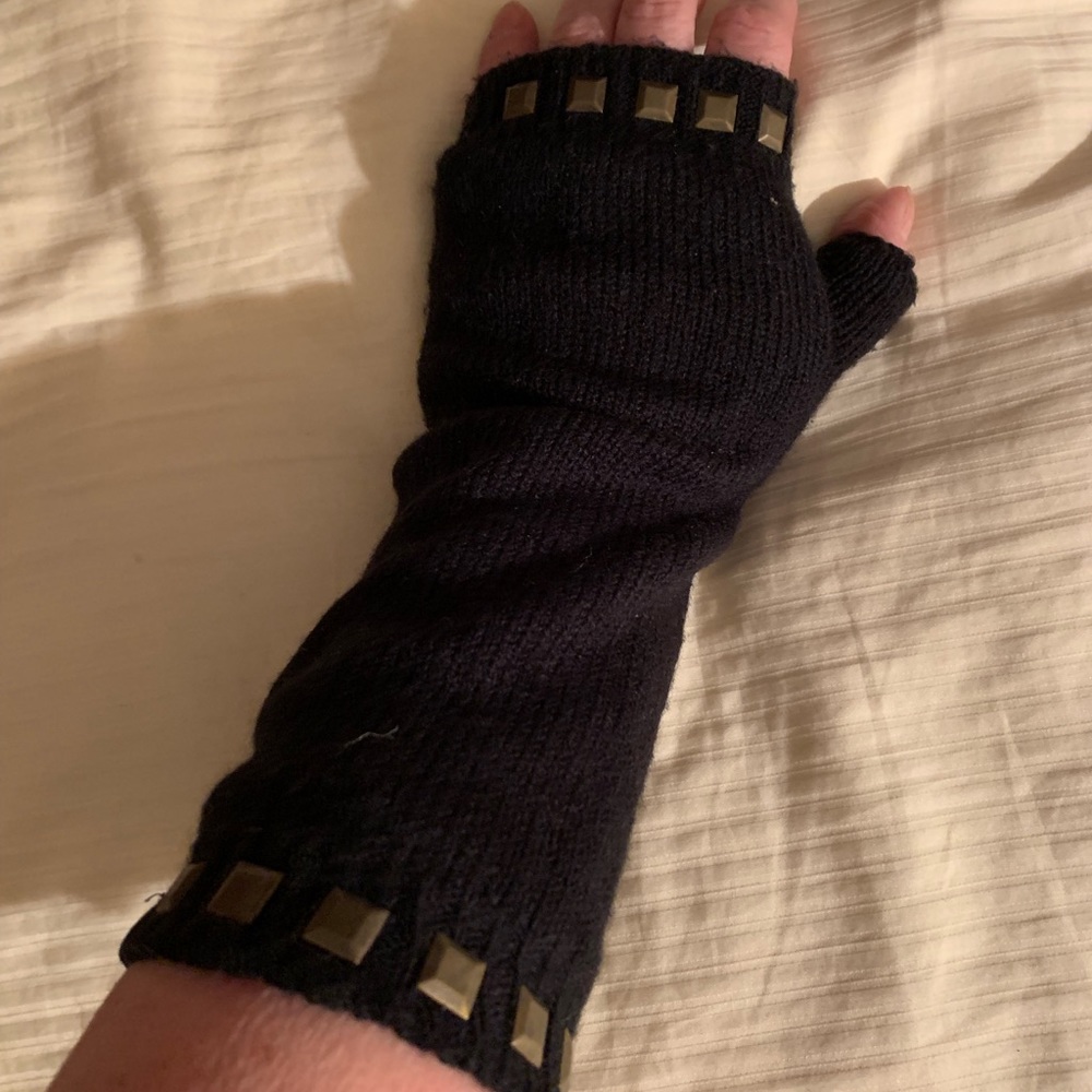 Black fingerless gloves
